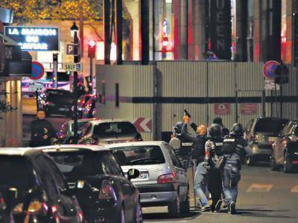 Atacan a tres policas en los Champs Elyses