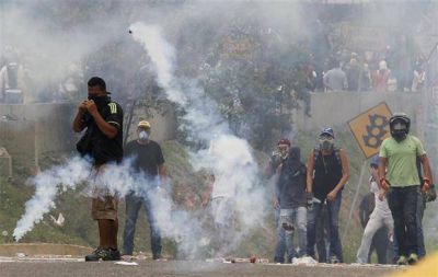  Caracas se hunde en un clima de batalla campal permanente
