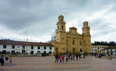 Ante ella se arrodill� Bol�var, Libertador de Am�rica