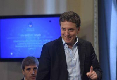 Dujovne contradice al INDEC sobre las ventas en supermercados
