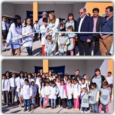 La Gobernadora inaugur� una escuela y Jard�n de Infantes en Los Miranda