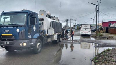Obras Sanitarias realiz� un amplio operativo en diversos barrios por la lluvia