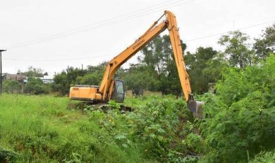 El municipio intensifica tareas de limpieza de canales y desag�es pluviales 
