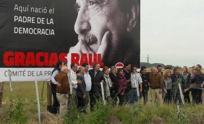 Homenaje de la UCR: Alfons�n, gigante, a la vera de la Ruta