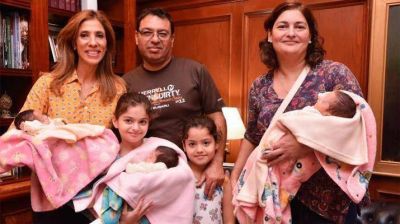 La Gobernadora recibi� la visita de las trigemelas y su familia