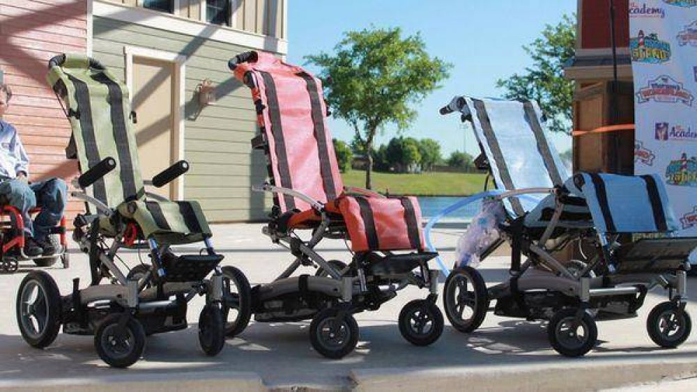 Crearon una silla de ruedas para usar en piletas, playas y parques acuticos