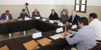 Pol�ticas forestal e industrial, acciones en salud, situaci�n h�drica, temas de la reuni�n de Intendentes