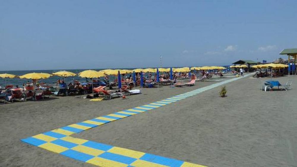 Francisco financia una playa italiana accesible para discapacitados