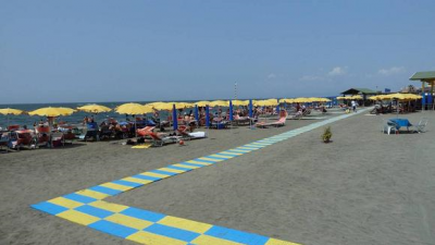 Francisco financia una playa italiana accesible para discapacitados