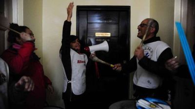 Los docentes toman el Ministerio de Econom�a de Santa Cruz: 