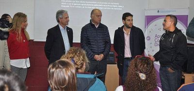 Ibarra y Grindetti inauguraron un �Punto Digital� en Lan�s
