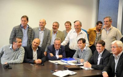 El intendente de Dorrego y otros jefes comunales de la UCR le reclamaron m�s m�dicos a la ministra de Salud 