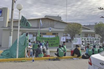 Trabajadores de ATE instalaron una carpa frente al municipio
