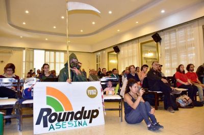 Reclaman prohibir los agrot�xicos a 5 kil�metros de Santa Rosa