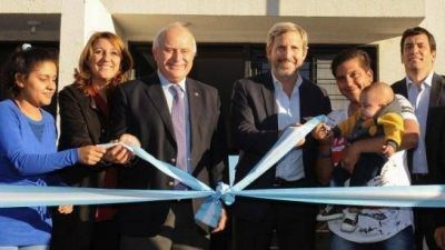 Frigerio entreg� viviendas en Rosario