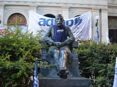 Docentes universitarios nucleados en Conadu anunciaron un plan de lucha frente al Rectorado