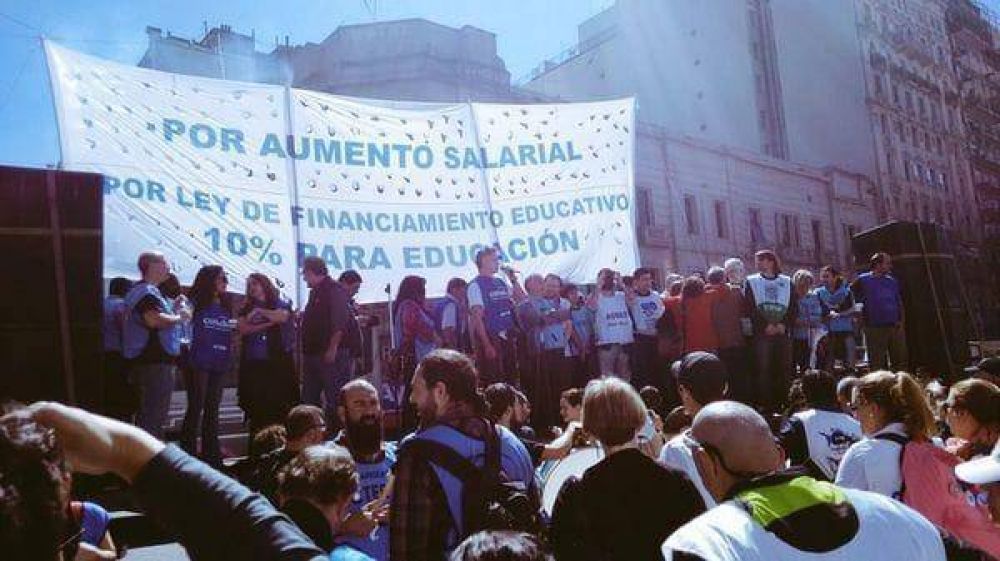 En la Argentina hacen huelga 2,4 empleados del Estado por cada uno que para en el sector privado