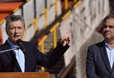 El inc�modo momento de Mauricio Macri en su visita al buque Ir�zar