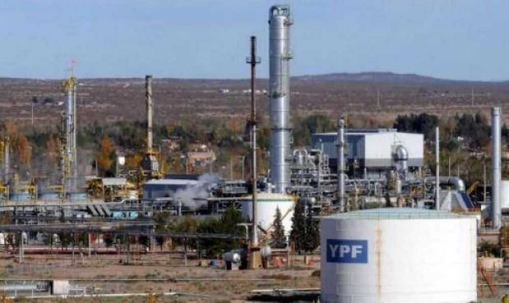 YPF advirti riesgo de desabastecimiento en 14 provincias por el bloqueoen Rincn de los Sauces, Neuqun