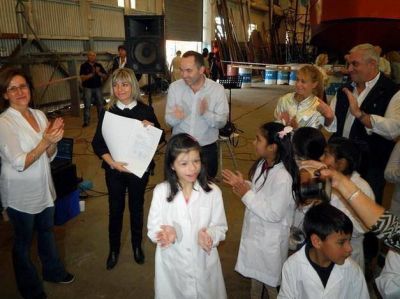 Lucas Fiorini entreg� reconocimiento del Deliberante a �Arte en el Astillero�