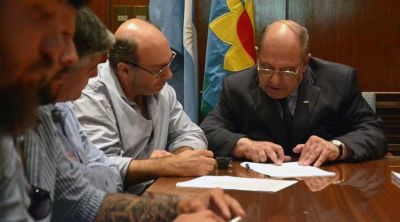 El Ejecutivo adelant� que mejorar� la propuesta salarial a los municipales