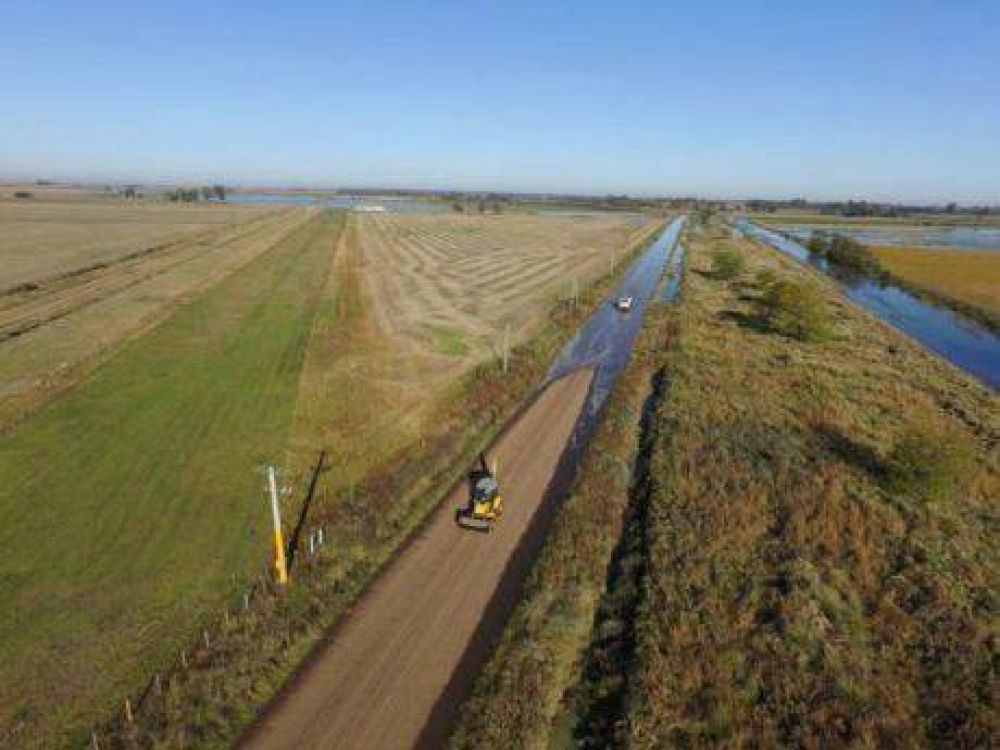 El agua avanza sobre los territorios de Carlos Tejedor y Rivadavia, a pesar del buen clima