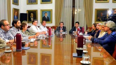 Gobierno y gremios docentes vuelven a reunirse por salarios	 