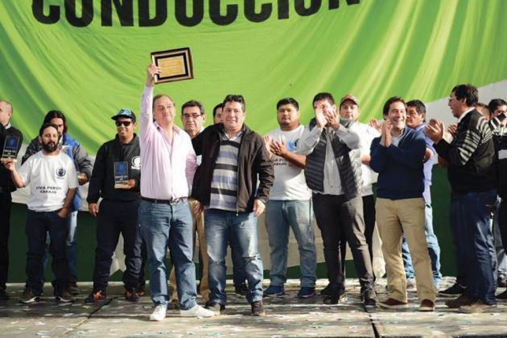 Linares particip de la asuncin de las autoridades reelectas de la UOCRA