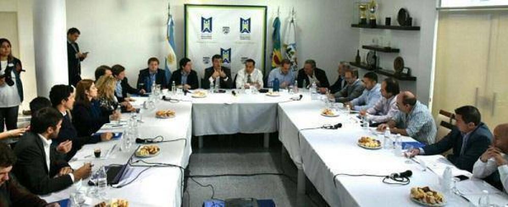 Bullrich se reuni� con intendentes bonaerenses para presentar el programa 