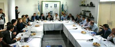 Bullrich se reuni� con intendentes bonaerenses para presentar el programa 