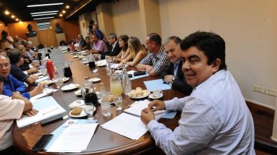El PJ bonaerense, entre amagues de interna y gestiones para sellar la unidad