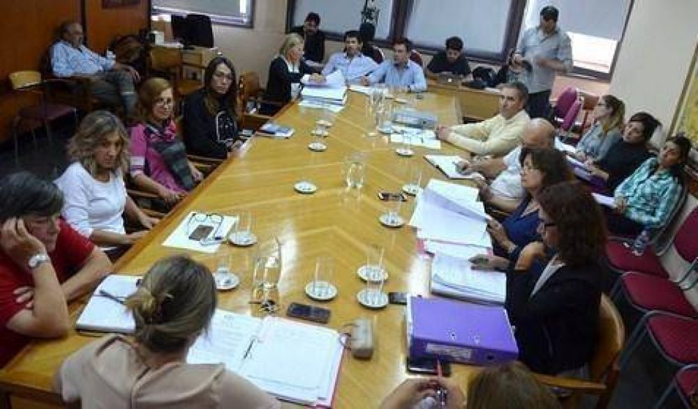 Diputados pide a empresas y el Estado a dar trabajo al colectivo LGBT