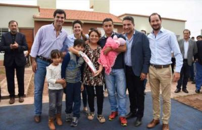 Urtubey encabez� la entrega de 50 casas en Joaqu�n V. Gonz�lez