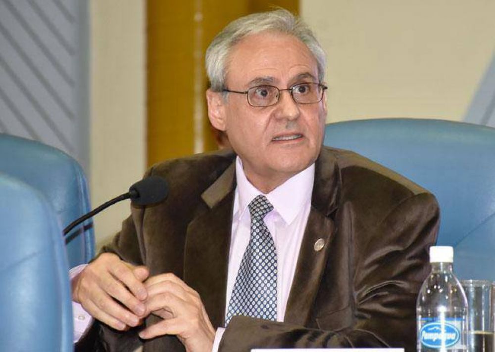 �El ministro se cree due�o de la verdad�