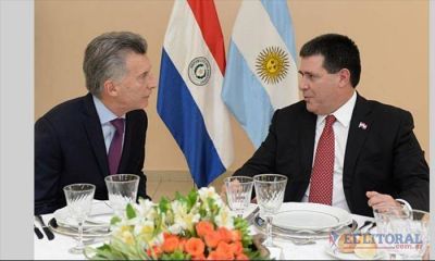 Junto con Colombi, Macri firma acuerdo por deuda de la EBY