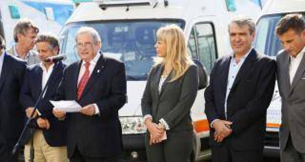 Naci�n entreg� diez nuevas ambulancias para Tucum�n