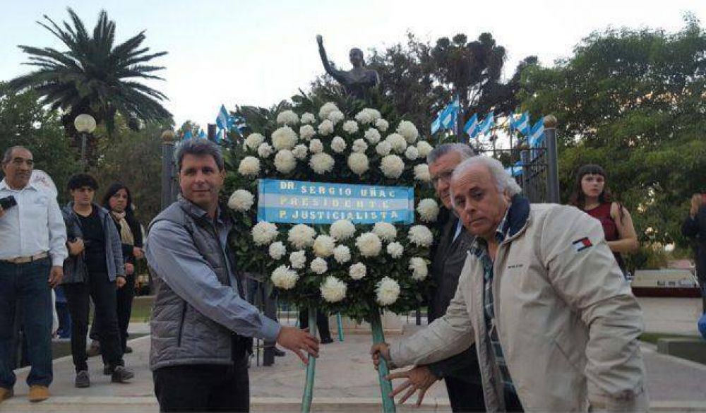 Con U�ac a la cabeza, el PJ conmemor� el 98� aniversario del nacimiento de Evita