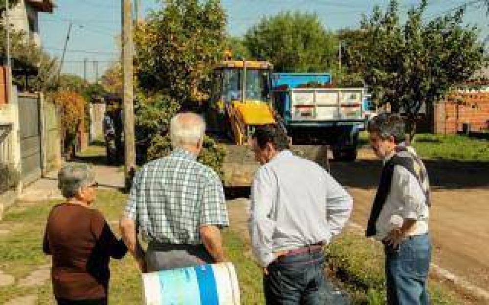 Z�rate: C�ffaro recorri� la obra de cord�n cuneta en barrio ORSI