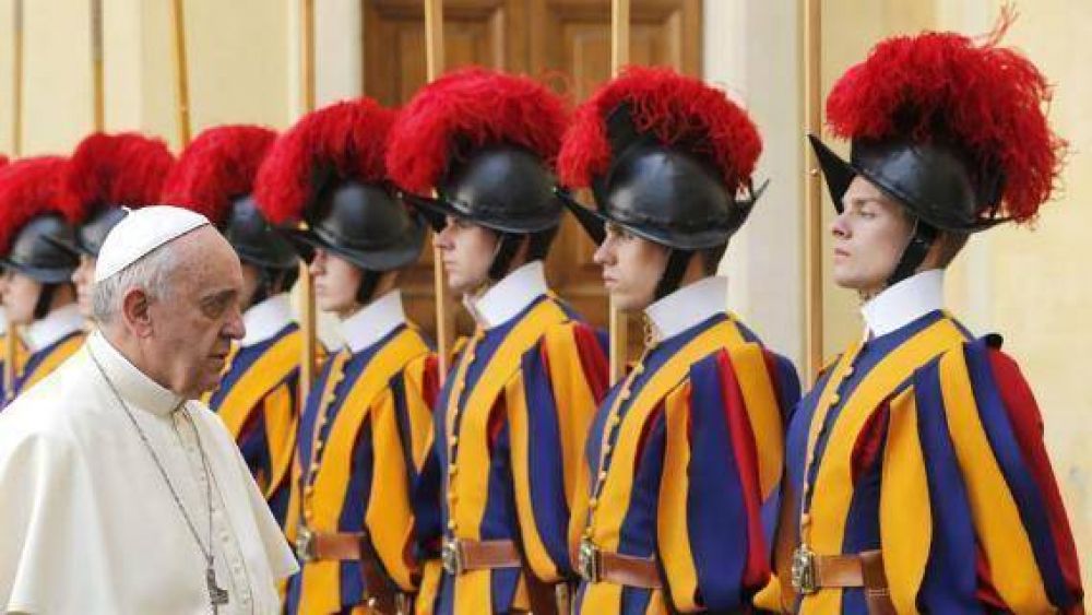 El Papa a la Guardia Suiza: fuertes y valientes, pero tambin un ejemplo de vida