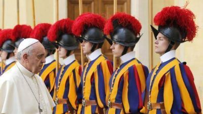 El Papa a la Guardia Suiza: fuertes y valientes, pero tambi�n un ejemplo de vida