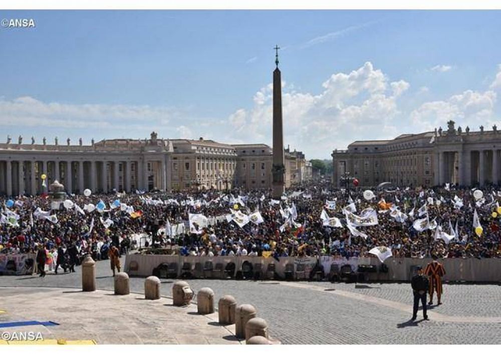 �En este mes de mayo recemos el Rosario por la paz�, el Papa despu�s del Regina Coeli