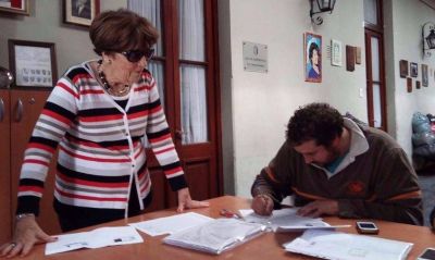 El randazzismo pide PASO y la mam� del candidato junta avales