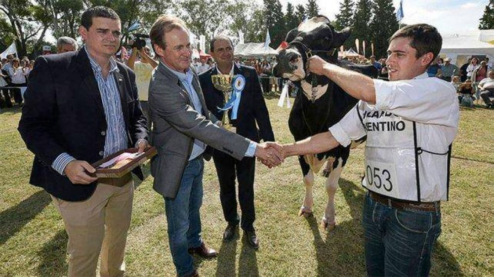 Gustavo Bordet dialog� con tamberos en la fiesta de la leche