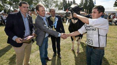 Gustavo Bordet dialog� con tamberos en la fiesta de la leche