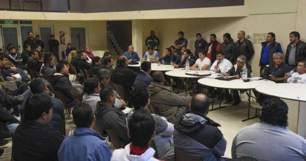 Bajo amenaza de despidos, petroleros de Chubut aprobaron flexibilizar su convenio