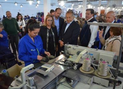 Adolfo visit� una f�brica textil y celebr� la generaci�n de nuevos puestos de trabajo