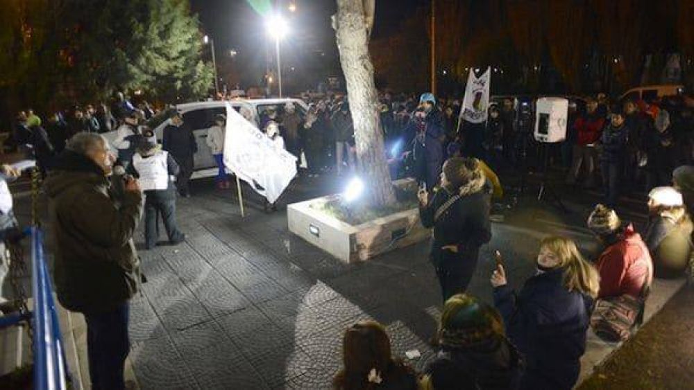 Noche de protestas en Santa Cruz: Alicia Kirchner estuvo m�s de 15 horas encerrada en la sede de la gobernaci�n