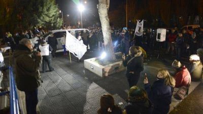 Noche de protestas en Santa Cruz: Alicia Kirchner estuvo m�s de 15 horas encerrada en la sede de la gobernaci�n