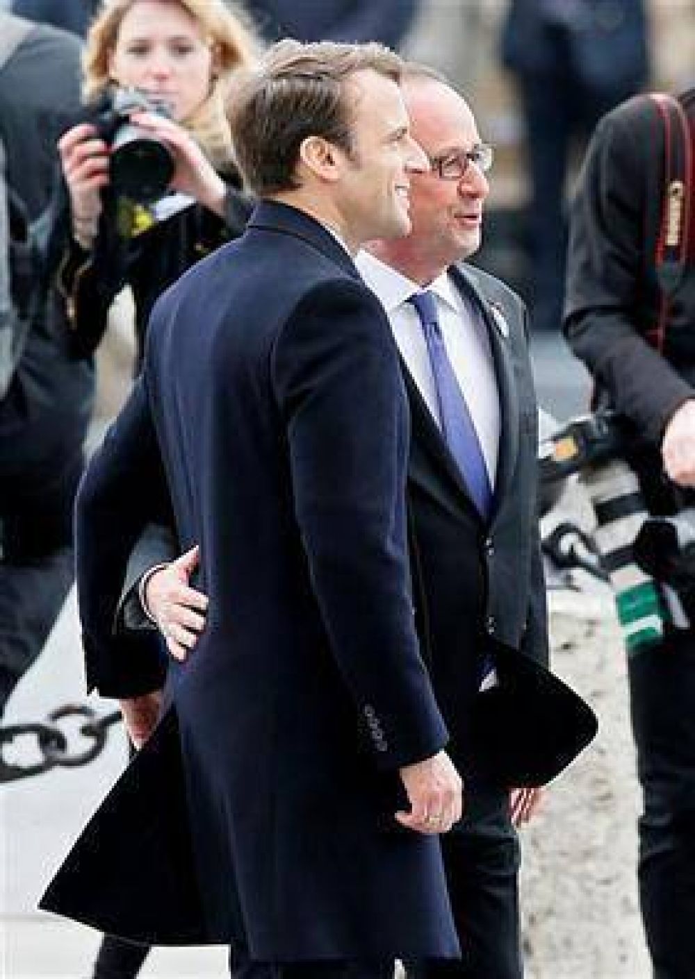 Macron pone en marcha la transici�n en un clima de urgencia