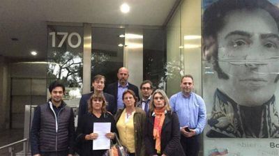 Diputados de Cambiemos presentaron un petitorio ante la Embajada de Venezuela para que se libere a los presos políticos